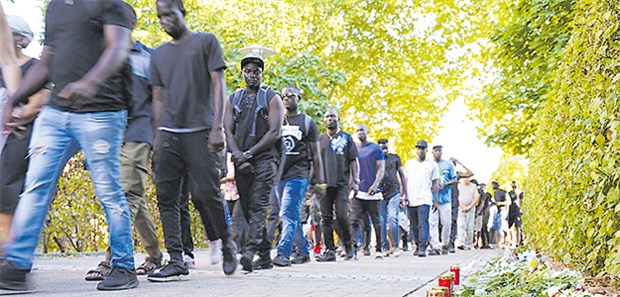 We shall overcome! In einem Trauermarsch, an dem sich viele Geflüchtete beteiligten, gedachten mehrere Hundert Menschen in Offenburg des Hausarztes, der in seiner Praxis getötet worden war.
