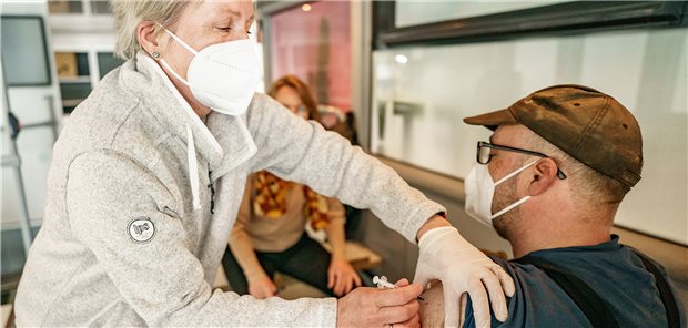 Appelle pro Impfpflicht aus dem Gesundheitswesen In einem vom DRK als Impfzentrum ausgebauten Doppeldeckerbus wird ein Mann geimpft. Mit Impfaktionen soll die Impfquote ohne gesetzliche Pflicht erhöht werden. Die Appelle ans Parlament mehren sich, zusätzlich eine Impfpflicht zu erlassen. picture alliance/dpa | Axel Heimken