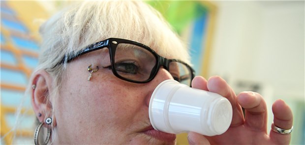 Saarlandische Schwerpunktpraxis für Substitution In einer Arztpraxis nimmt eine Patientin ihre Tagesdosis Methadon ein.