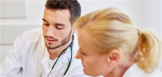 Arzt und Ärztin im Gespräch