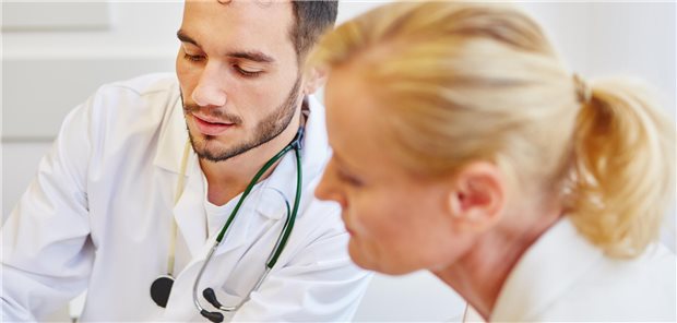 Arzt und Ärztin im Gespräch