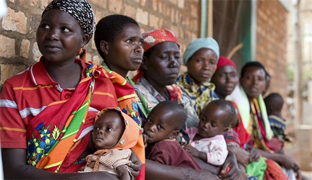 Eine faire Chance für Afrikas Mütter In einer Gesundheitsstation im Norden von Burundi warten Mütter mit Kindern auf eine Untersuchung. In zentralafrikanischen Ländern sterben besonders viele Kinder, ergab der Welt-Mütter-Report.