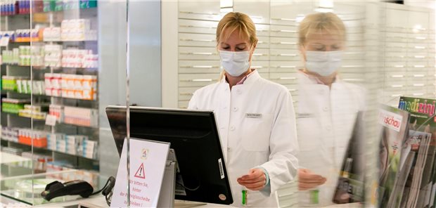 Legen Hamsterkäufe wegen SARS-CoV-2 die Arzneimittel-Lieferkette lahm? In einer Kieler Apotheke. Viele Apotheken schützen ihre Mitarbeiter, so wie hier, inzwischen mit Scheiben vor einer Ansteckung durch Kunden. Zugleich haben sie immer mehr zu tun, da sich viele Menschen mit Medikamenten eindecken wollen. Das überbelastet auch die Zulieferer.