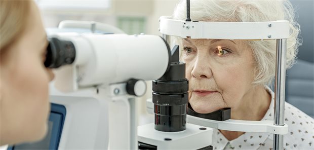 Eine ältere Dame bekommt eine Untersuchung des Augenhintergrunds.
