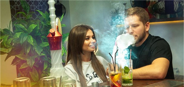 Rauchverbot trifft auch Wiener Shisha-Bars In einer Shisha-Bar: Ein junges Paar am Shisha rauchen.