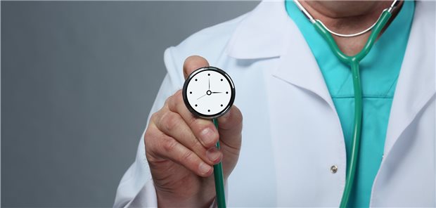 Stethoskop mit Uhr: In einer Studie für die Landesärztekammer Sachsen wurden die Arbeitszeiten von Medizinern untersucht.