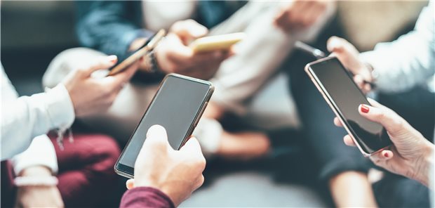 In einer Studie traten Körperbildstörungen häufiger bei Jugendlichen auf, die ausgiebig ihr Smartphone nutzten.