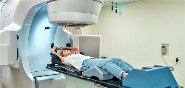 In einer Studie wurden die asymptomatischen Knochenmetastasen von Patientinnen und Patienten bestrahlt. Dadurch konnte das Gesamtüberleben der Betroffenen verlängert werden.