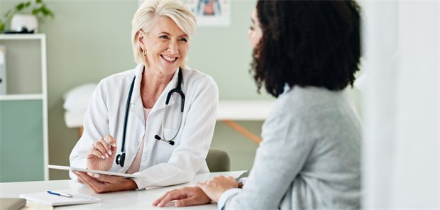 Eine Ärztin im Gespräch mit einer Patientin.