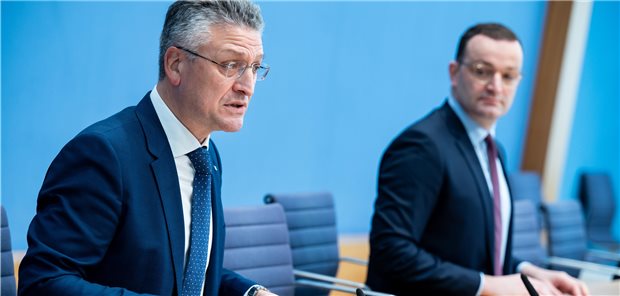 Spahn: „Lage ernst wie noch zu keinem Zeitpunkt in dieser Pandemie“ In großer Sorge wegen der Corona-Lage: RKI-Präsident Professor Lothar Wieler und der geschäftsführende Bundesgesundheitsminister Jens Spahn (r.).