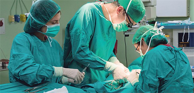 Privatrechnung verboten! In hiesigen Kliniken stehen häufig auch Honorarärzte im OP.
