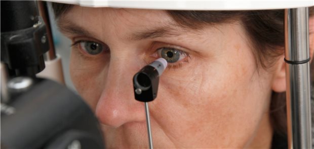 Patientin, bei der eine Untersuchung am Auge durchgeführt wird.