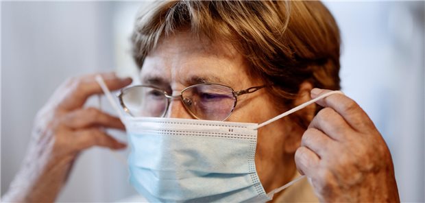 Corona-Zahlen steigen – teilweise Maskenpflicht in Niedersachsens Kliniken In manchen Krankenhäusern sind derzeit Besucher mit leichten, nicht fiebrigen Atemwegsinfektionen verpflichtet, einen Mund-Nase-Schutz zu tragen. (Symbolbild mit Fotomodell)