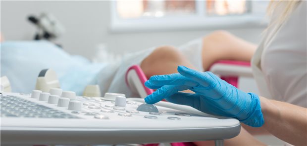 Eine Frauenärztin bei der Arbeit.