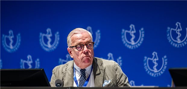 „In sechs bis neun Jahren werden wir das sicher gelernt haben“, mutmaßt BÄK- und Ärztetagspräsident Dr. Klaus Reinhardt über den Umgang mit den vielen Knöpfchen im Antragstool.