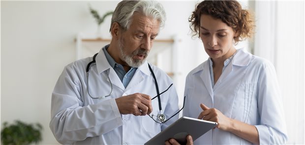 In vielen Kliniken bleibt kaum Zeit für die Weiterbildung, beklagen die jungen Ärzte.