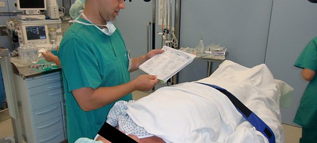 Die Probleme der Checkliste In vielen OP mittlerweile Standards: Blick auf die Checkliste am Uniklinikum Frankfurt.