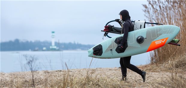 Lina Erpenstein mit ihrer Surfausrüstung