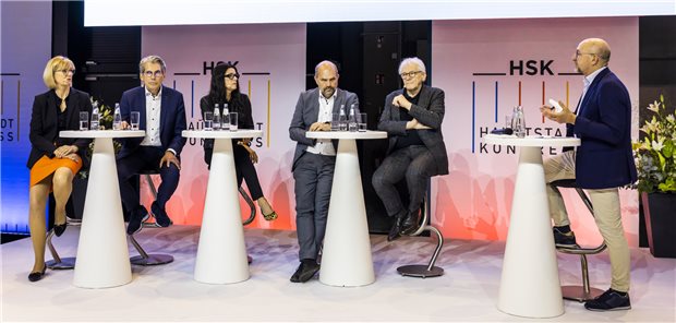 In welcher Liga spielt das deutsche Gesundheitswesen? Das diskutierten Susanne Johna (BÄK/Marburger Bund), Andreas Storm (DAK), Sabine Gilliam (Pfizer), Reinhard Busse (TU Berlin) und Kongresspräsident Karl Max Einhäupl mit Wolfgang van den Bergh (Ärzte Zeitung).
