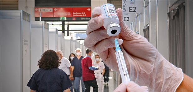 Corona-Impfpflicht im Gesundheitswesen: Das kommt auf die Arbeitgeber zu In zwei Monaten greift die Corona-Impfpflicht für das Gesundheitswesen. Arbeitgeber sind dann verpflichtet, den Immunitätsstatus ihres Personals zu überprüfen und Ungeimpfte den Behörden zu melden.