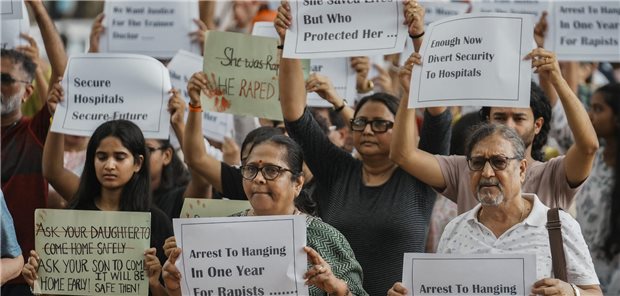 Tod nach Vergewaltigung einer Ärztin in der Klinik: Indische Ärzte streiken landesweit Indische Demonstranten in Mumbai halten Plakate während eines Protestes gegen die Vergewaltigung und Ermordung einer angehenden Ärztin in einem staatlichen Krankenhaus in Kolkata in der vergangenen Woche.