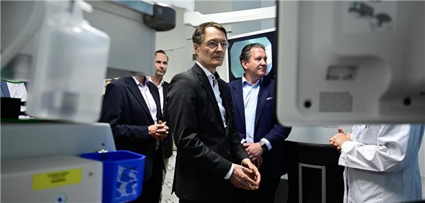 Bundesgesundheitsminister Karl Lauterbach (SPD) am Freitag bei einem Besuch des Sana-Klinikums in Berlin-Lichtenberg