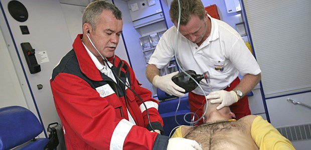 Sachsen-Anhalt will nicht mehr Schlusslicht sein Infarktpatient im Rettungswagen: Auch die telemedizinische Infrastruktur soll verbessert werden.