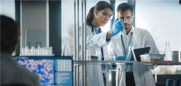 Eine Forscherin und ein Forscher stehen im Labor.