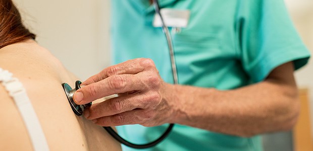 Keimschleuder Stethoskop Infektiologischer Dreiklang: Hände, Haut, Horchapparat.