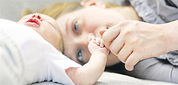 Pertussis-Welle in Deutschland bedroht vor allem Säuglinge Infektionsgefahr: Nur jede dritte Mutter hat den empfohlenen Impfschutz gegen Keuchhusten.
