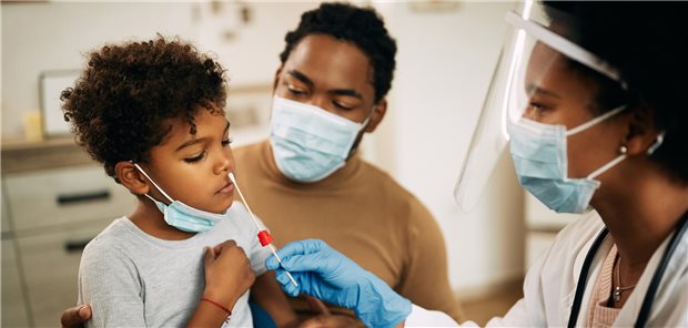 Kind wird von Ärztin auf COVID-19 getestet