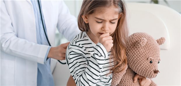 Infektsymptome: Ist ein Kind an COVID-19 erkrankt, gibt es immer das Risiko für Langzeitfolgen: Long-COVID. (Symbolbild mit Fotomodell)