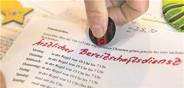 Reform alarmiert Gemeinden in Bayern Infoblatt mit Einsatzzeiten des ärztlichen Bereitschaftsdienstes. In Bayern regt sich gegen die Reform Protest.