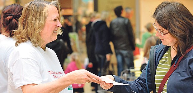 Diskussionen auf den Marktplätzen im Norden Informationen in der Einkaufspassage: In Schleswig-Holstein informierten Krankenhausmitarbeiter Passanten über die Finanzsituation der Kliniken im Land. Das Interesse der Bürger ist groß.