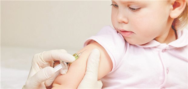 Mädchen wird geimpft