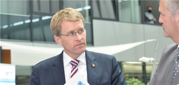 Ministerpräsident will heimischer Pharmaindustrie den Rücken stärken Informationsbesuch in Wedel: Schleswig-Holsteins Ministerpräsident Daniel Günther (CDU) mit medac-Geschäftsführer Heiner Will (rechts).