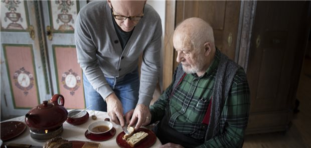 Informelle Pflege: Das Gros der mehr als vier Millionen Pflegebedürftigen in Deutschland wird von Angehörigen betreut.
