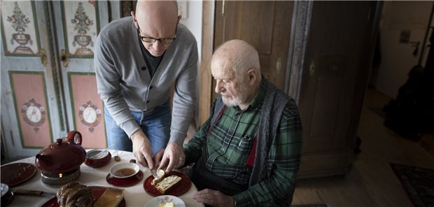 Studie beleuchtet Nöte bei Pflege auf Distanz Informelle Pflege: Das Gros der rund 4,1 Millionen Pflegebedürftigen in Deutschland wird von Angehörigen oder nahen Freunden betreut.