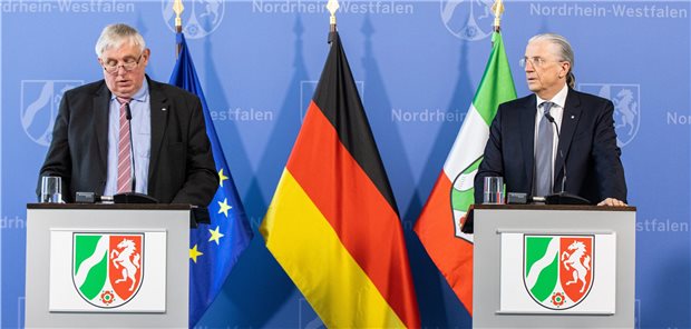 NRW: BioNTech für Ärzte und MFA, AstraZeneca für Ü60-Jährige Informierten am Mittwoch über den weiteren Umgang mit dem AstraZeneca-Impfstoff in NRW: Gesundheitsminister Karl-Josef Laumann (CDU, l.) und der Ärztliche Direktor des Uniklums Essen Professor Jochen A. Werner.