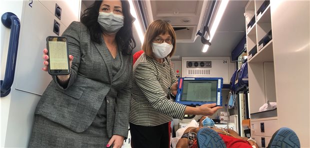 Wenn das EKG aufs Handy kommt Informierten sich am Mittwoch über Ergebnisse des Projekts „QS-Notfall“: Die Berliner Gesundheitssenatorin Dilek Kalayci (SPD, li.) und Brandenburgs Gesundheitsministerin Ursula Nonnemacher (Grüne).