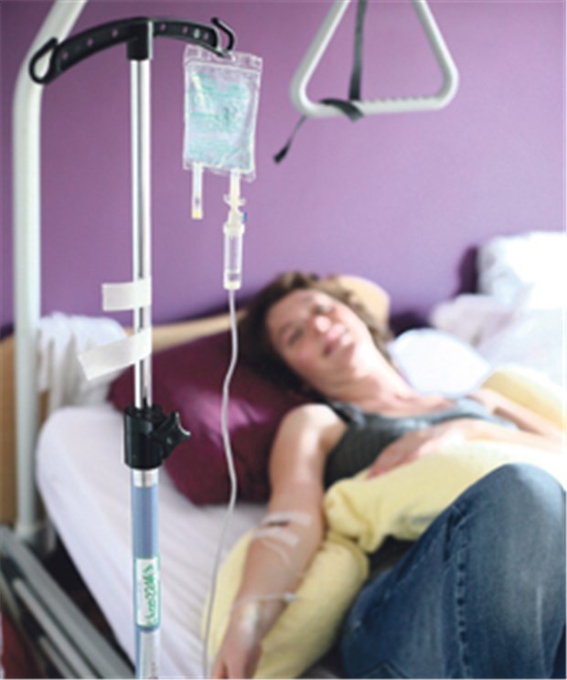 Frauen sind bei der HIV-Diagnose benachteiligt Infusion: Die HIV-Diagnose wurde 2013 bei 41 Prozent der betroffenen Frauen erst bei einem weit fortgeschrittenen Immundefekt gestellt.