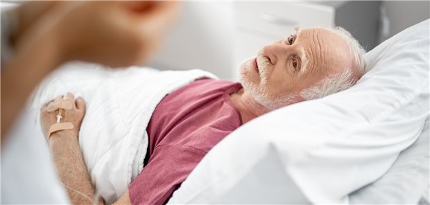 Infusion: Monoklonale Antikörper gegen SARS-CoV-2 haben nach Studiendaten Todesfälle bei Risikopatienten verhindert (Symbolbild mit Fotomodell).
