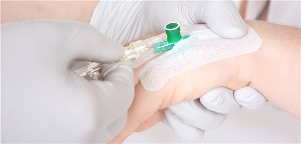 Infusion: Unter einer Eisentherapie war das Risiko für eine Klinikeinweisung bei Patienten mit Herzinsuffizienz um 26 Prozent reduziert.