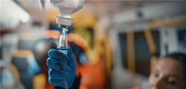 Infusion auf dem Weg in die Klinik: Bei schweren Traumata reduziert die frühe Therapie mit Tranexamsäure das Sterberisiko.