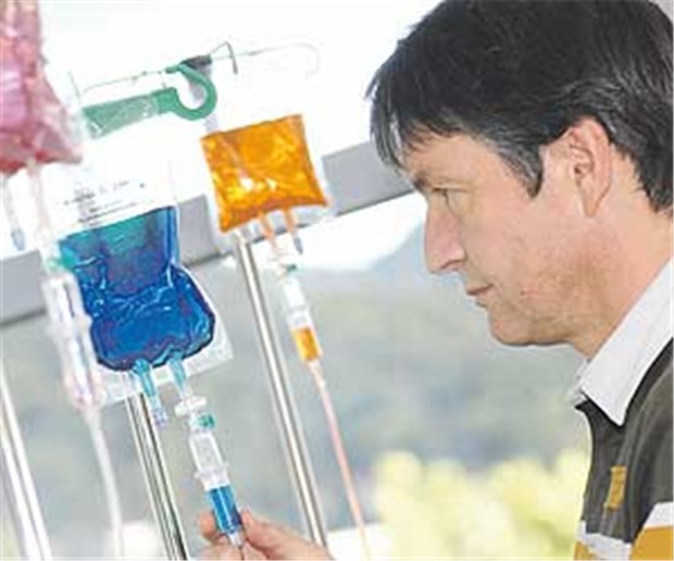 Chance zur Überwindung der Sektorengrenzen Infusion für eine Chemotherapie: Vertragsärzte und Kliniken sind bei diesen Leistungen Konkurrenten.