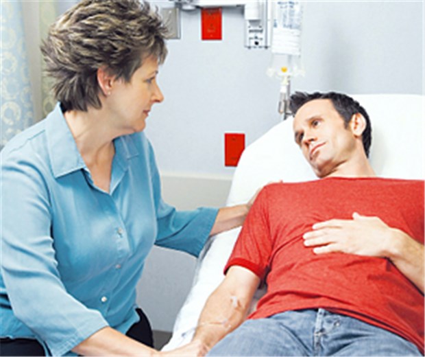 Homecare - der Weg zu besserer Compliance? Infusion in einer ambulanten Einrichtung. Manche Unternehmen bieten den Service zu Hause an.