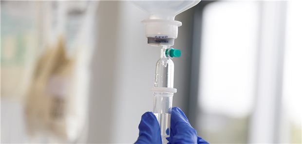 Europäische Krebszentren üben sich in Pandemie-Sicherheit Infusion zu Corona-Zeiten: Krebspatienten haben ein besonders hohes Infektionsrisiko für SARS-CoV-2.
