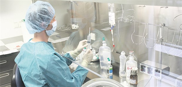 Darf der Arzt, was sonst der Apotheker macht? Infusions-Zubereitung in einer Klinikapotheke. Ob auch Praxisärzte das aus wirtschaftlichen Gründen selbst machen müssen, ist noch unklar.