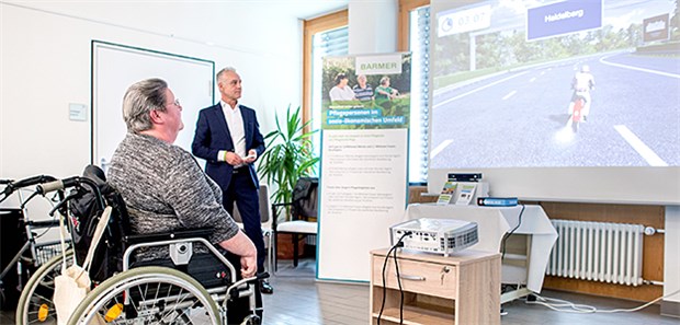 Haben Videospiele therapeutischen Effekt für Senioren? Ingelore Leppin, Bewohnerin im Alten- und Pflegeheim Heinemanhof, fährt mit der speziell für Ältere entwickelte Spielekonsole "MemoreBox" auf einem Motorrad.