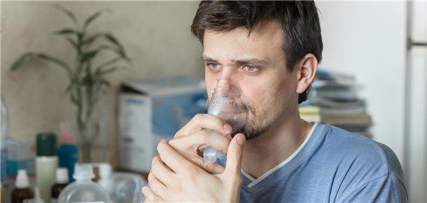 Inhalationstherapie: Entscheidend für die Erfolge bei Mukoviszidose ist jedoch die Behandlung mit den CFTR-Modulatoren. (Symbolbild mit Fotomodell)